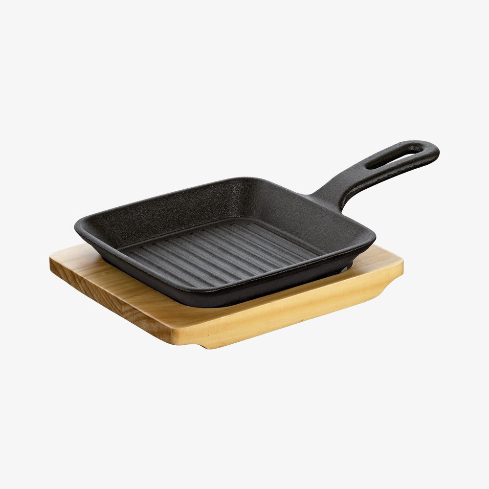 Kvadratisk serveringspande med rille og træplade