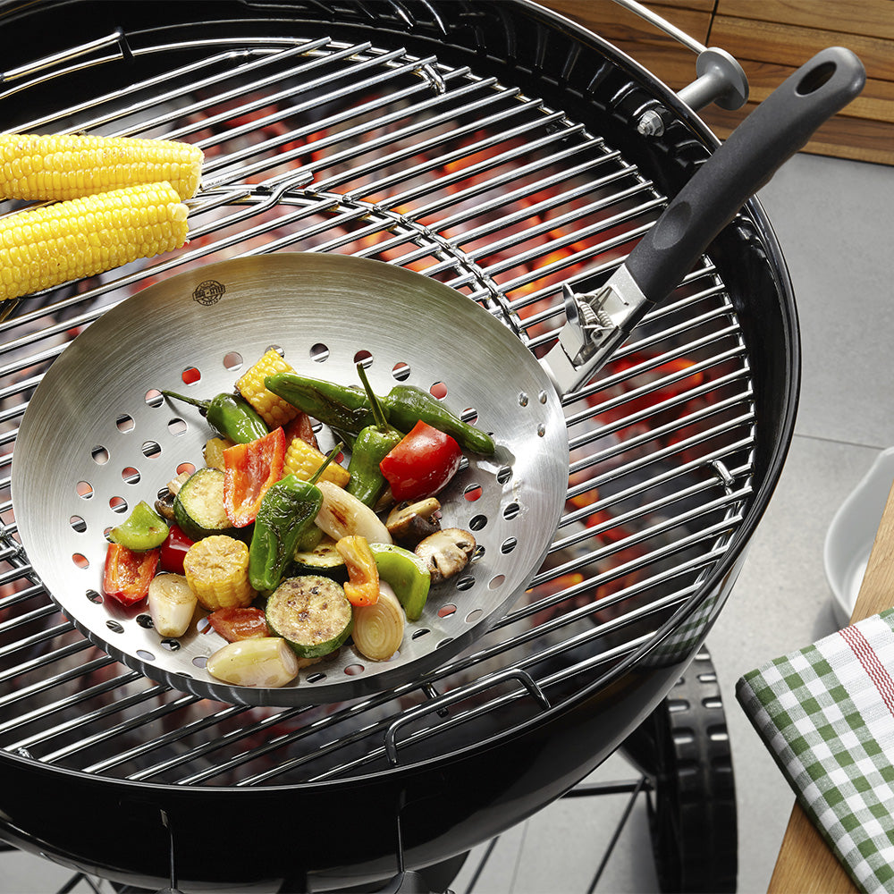 BBQ wok with removable grip
